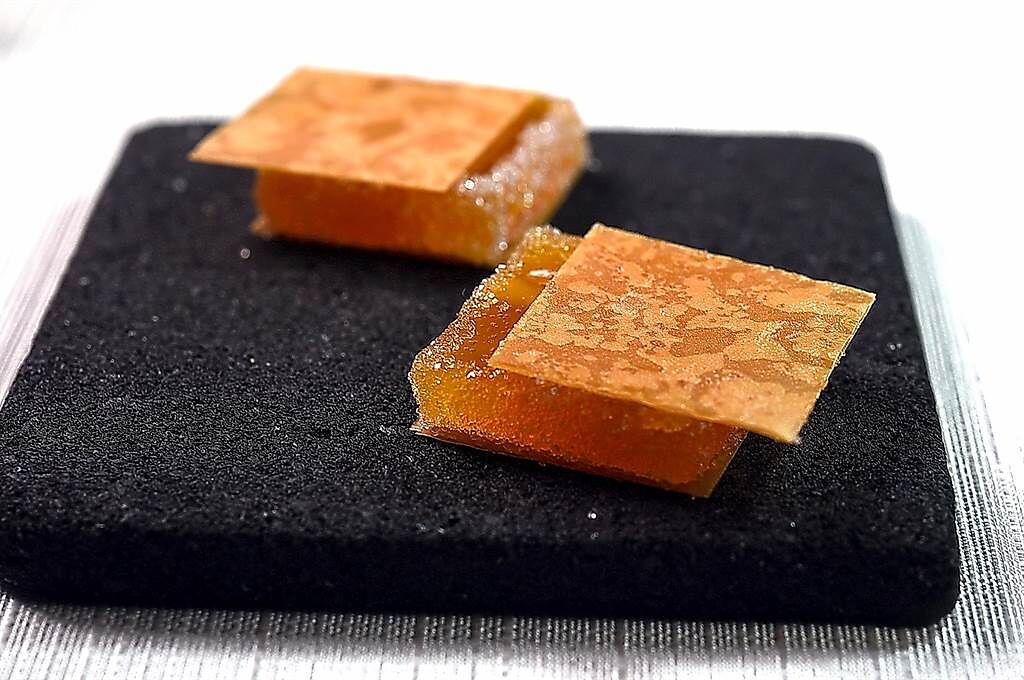 〈杏桃．松子〉是以薄可透光的酥脆薄餅，夾著杏桃風味軟糖，甜酸滋味為〈蘭餐廳〉初夏菜單作結尾。（圖／姚舜）