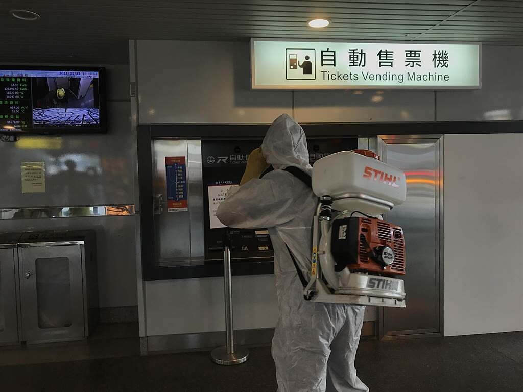 環保局上午10點於基隆火車站南站進行預防性消毒。（陳彩玲攝）