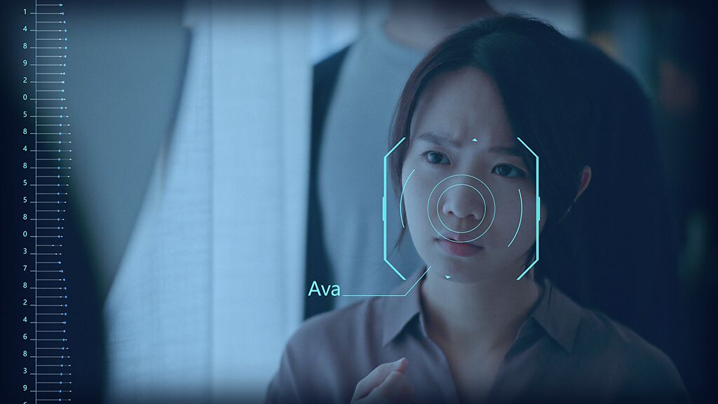 國研院推出科普影片《下一步，AI 。 Next，愛》，畫面為女主角Ava站在鏡子前面，被機器人Ivan辨識著。(國研院提供／李侑珊台北傳真)