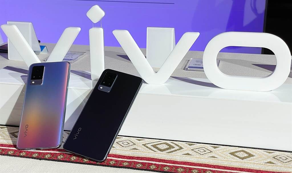vivo V21 5G提供「奇幻電音」與「厭世藍調」兩色。（黃慧雯攝）