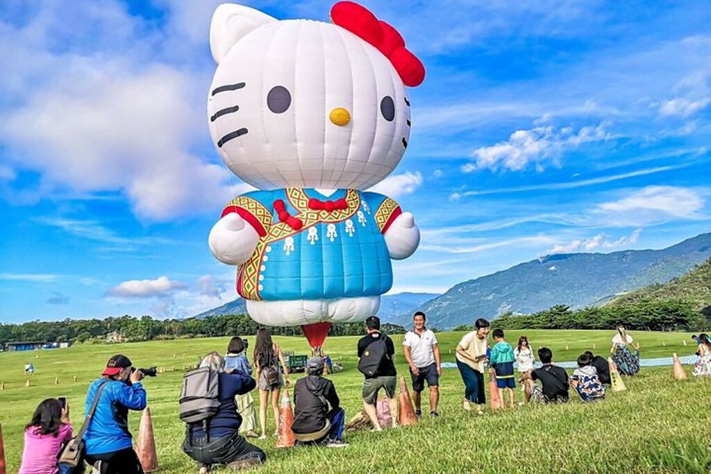 全球唯一台東限定的HELLO KITTY熱氣球首次開箱立球。 圖：臺東縣政府交通及觀光發展處╱提供