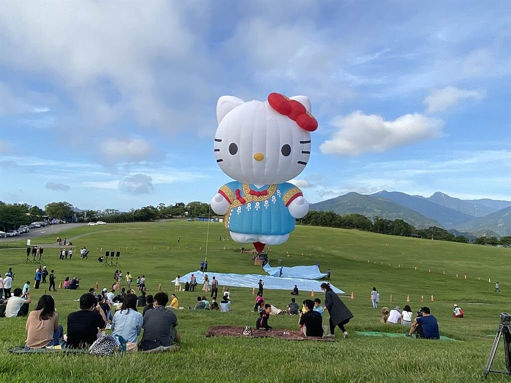 台東熱氣球嘉年華將於6月1日視疫情狀況決定是否取消或延期；22日在關山親水公園舉辦的Hello Kitty熱氣球首飛，僅開放500人入場，並增開線上直播。（蔡旻妤攝）
