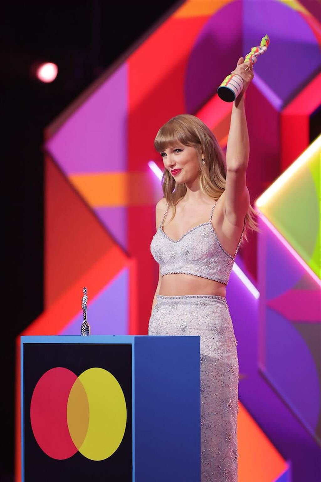 Taylor Swift身穿Miu Miu性感服裝登台受獎。（Miu Miu提供）
