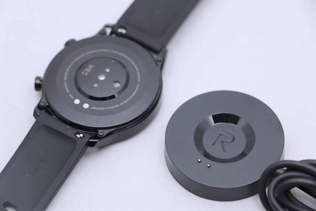 realme watch S Pro與專屬充電器。（黃慧雯攝）
