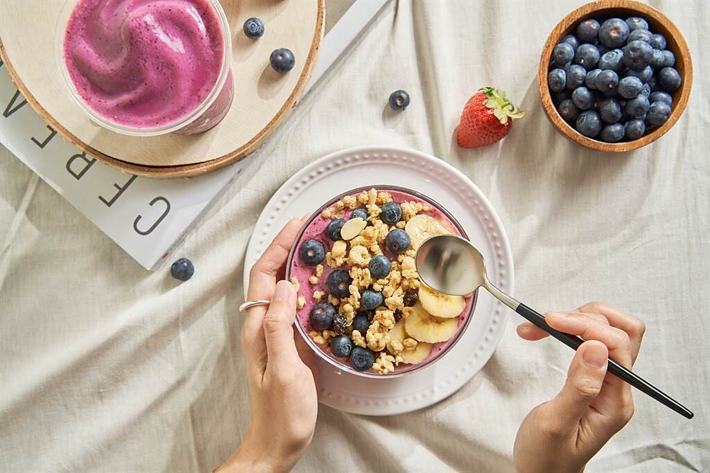 「巴西莓小島優果盃」以輕盈爽口的果昔基底，鋪上新鮮水果及燕麥，是風靡歐美的品項。（圖／品牌提供）