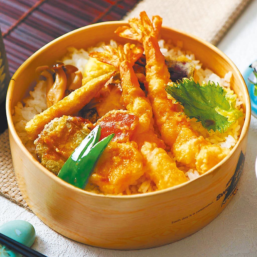 台北老爺酒店推出單人份「炸蝦便當」，外脆內鮮甜的現炸鮮蝦搭配多種時蔬天婦羅。（台北老爺酒店提供）