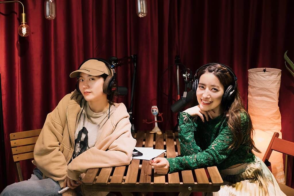 Lara（右）與陳艾琳錄製Podcast節目。（新湃傳媒 NSMGroup 提供）