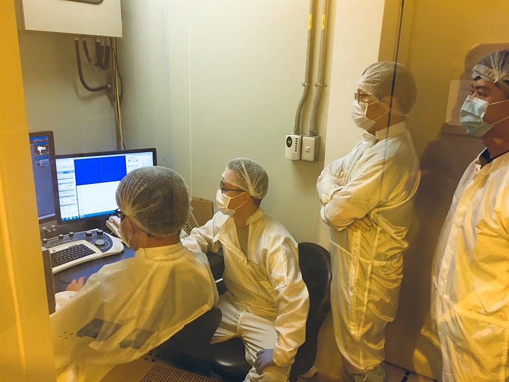 研究團隊完成奈米尺度電晶體研究的氦離子束微影系統及配套環境（圖/臺灣大學提供）