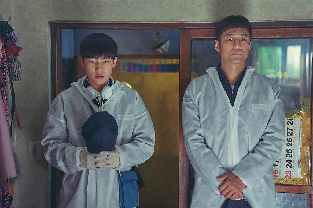 池珍熙（右）在劇中飾演陳俊翔的父親。（Netflix提供）