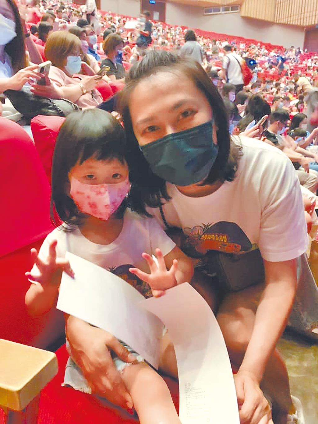 章家瑄5月8日曾帶女兒到國父紀念館觀賞巧虎音樂會。（摘自臉書）