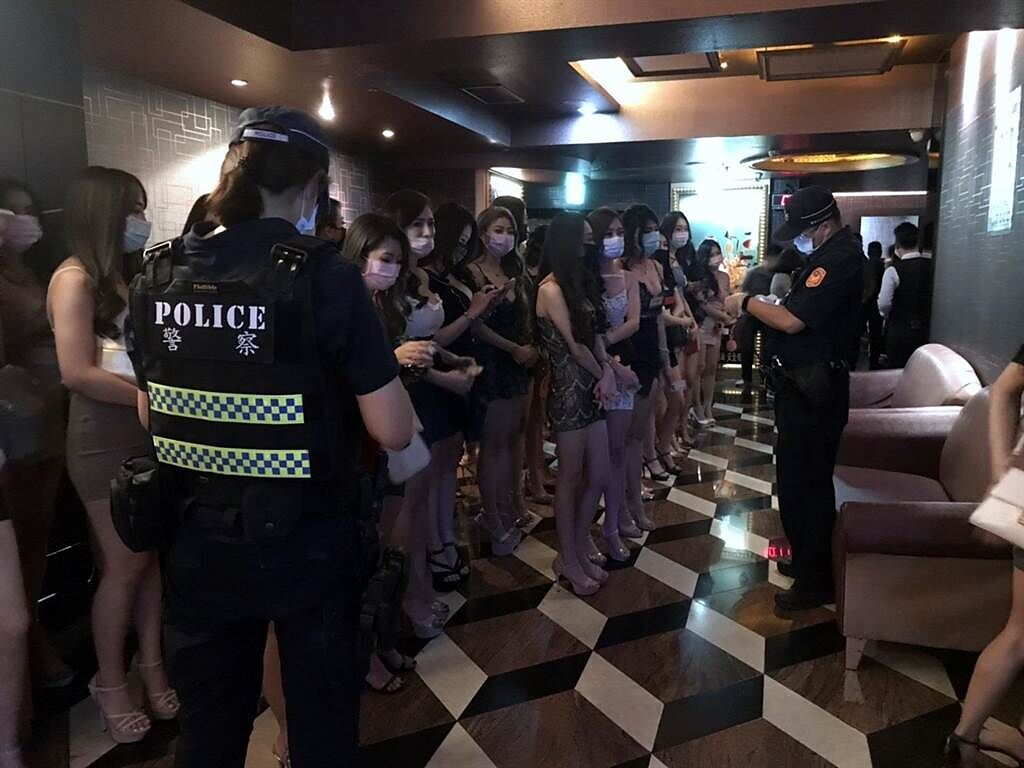台南市警方14日深夜稽查全市多家8大行業，查獲多達51家業者未實施實聯制度。（讀者提供／程炳璋台南傳真）