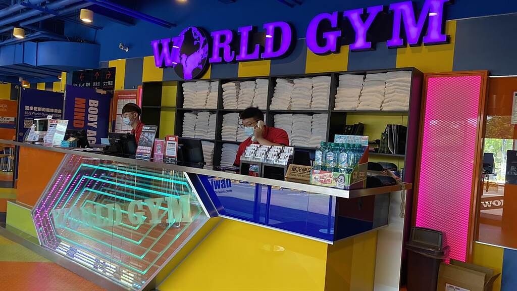國內健身龍頭「WORLD GYM世界健身俱樂部」櫃台湧入詢問封館電話。（王文吉攝）