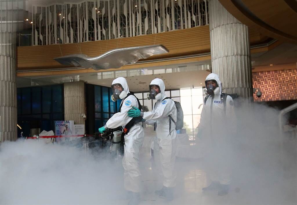 全台疫情多點爆發。圖為國軍化學兵於諾富特飯店進行大規模清消。（資料照／范揚光攝）