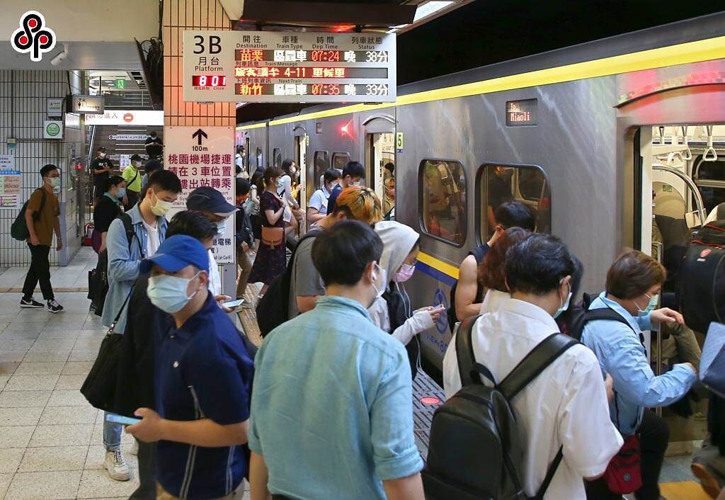 交通部台鐵局宣布，即日起至5月28日，汐止、台北、萬華、板橋、樹林、鶯歌、桃園等7個車站，平日上、下班時間將進行人流管制。（本報資料照）