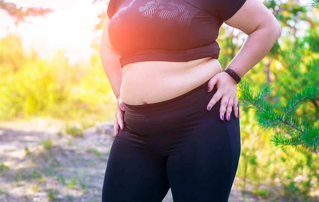 減重沒用另有原因！輕熟女突然胖肚子，就醫後才發現在婦癌中死亡率偏高的卵巢癌已上身。(示意圖/Shutterstock)