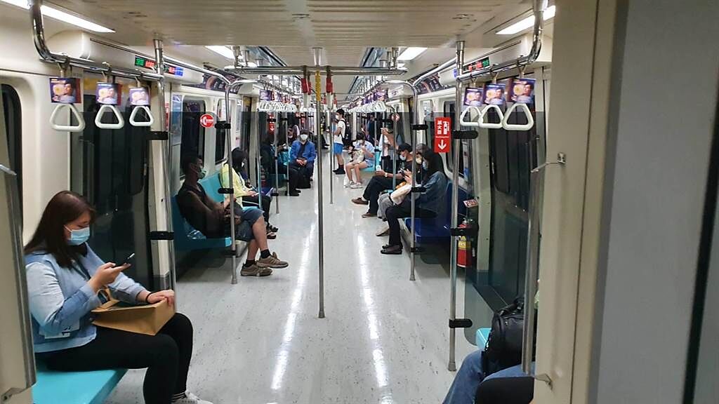 台北捷運運量直直落，車廂內人數寥寥無幾。（黃婉婷攝）