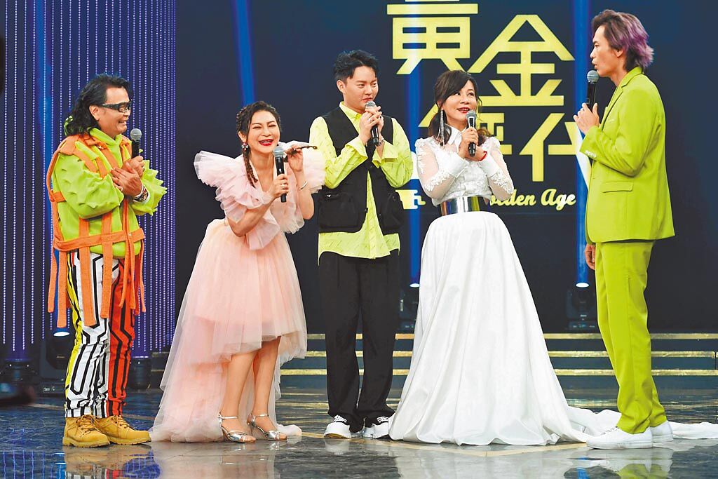 沈文程（左起）、王彩樺、許富凱、龍千玉、黃鐙輝在節目中互動有趣。（華視提供）
