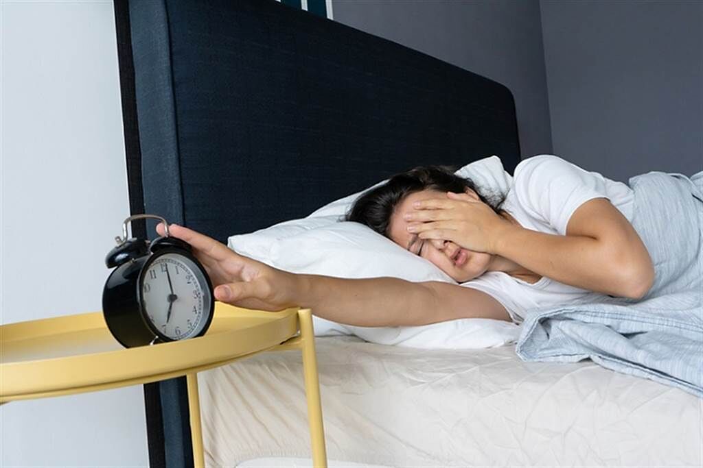 若是因工作型態或生活作息導致每天晚上睡覺的時間、白天起床的時間不固定，身體自然就很難調控想睡和該清醒的感覺。(示意圖/Shutterstock)

