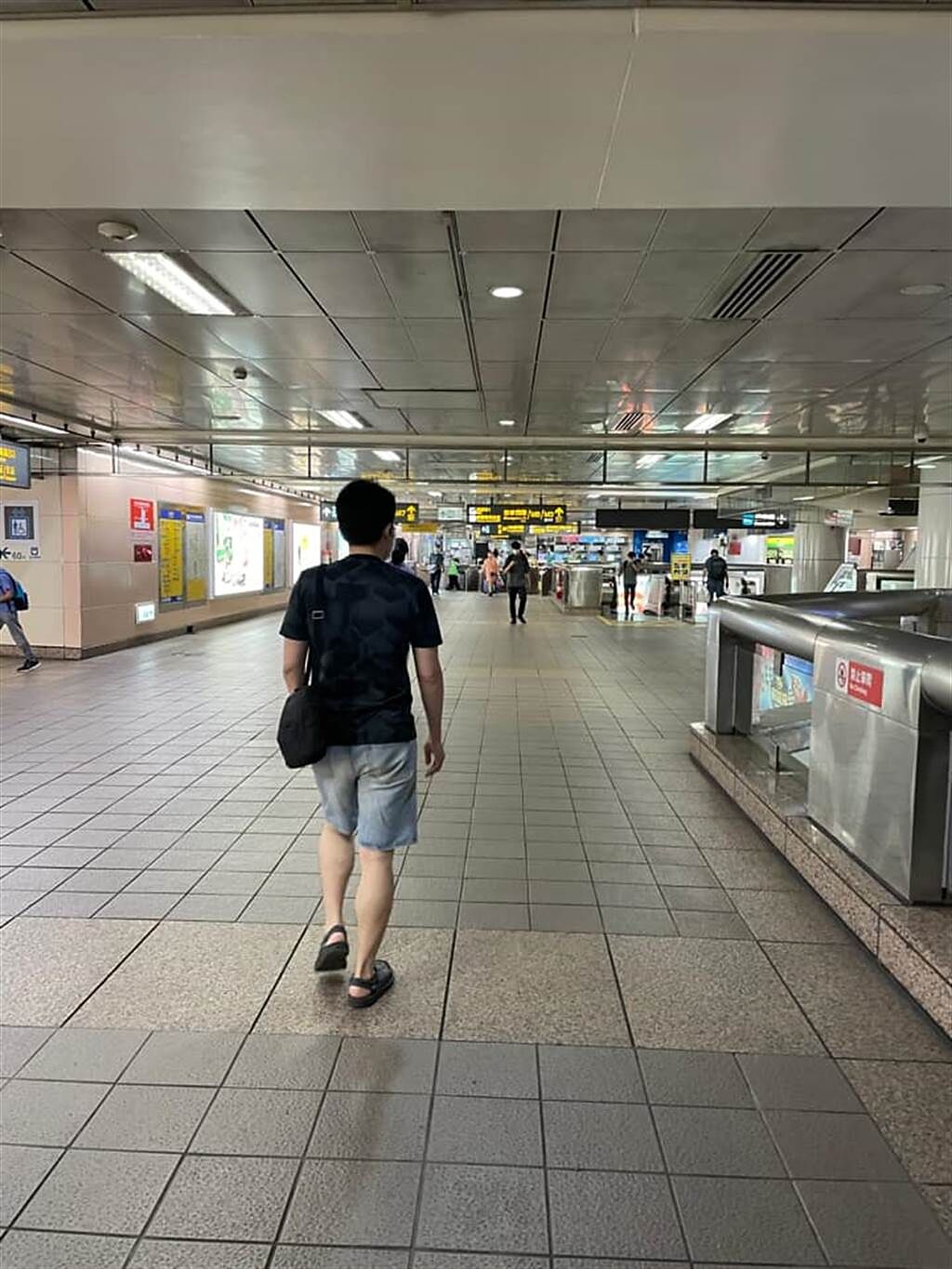 以往塞滿旅客、通勤族的台北火車站，星期六晚上竟然幾乎沒有人。（圖／翻攝自路上觀察學院）