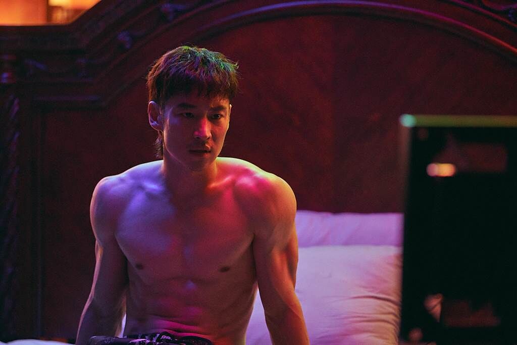 李帝勳裸上身演出地下拳擊手。（Netflix提供）