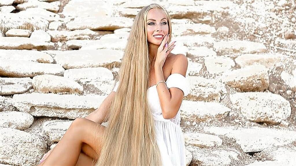 烏克蘭一名金髮女子自5歲開始就沒剪過頭髮，如今頭髮已長達2公尺。(圖／IG@alenuwka_longhair）