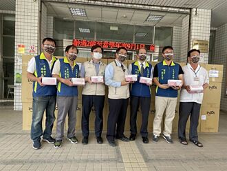 台南市政府支援社區藥局10萬片口罩 藥師：可能馬上被搶光