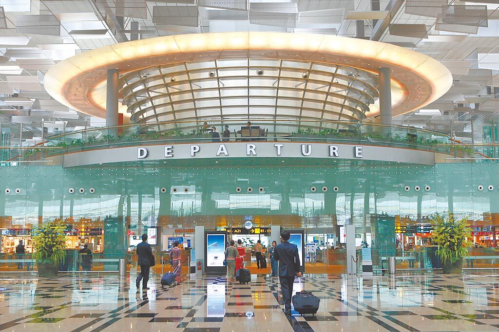 新加坡衛生部16日宣布，對由台灣入境的旅客升高管制措施。圖為旅客們穿過新加坡樟宜國際機場的離境大廳。（美聯社）