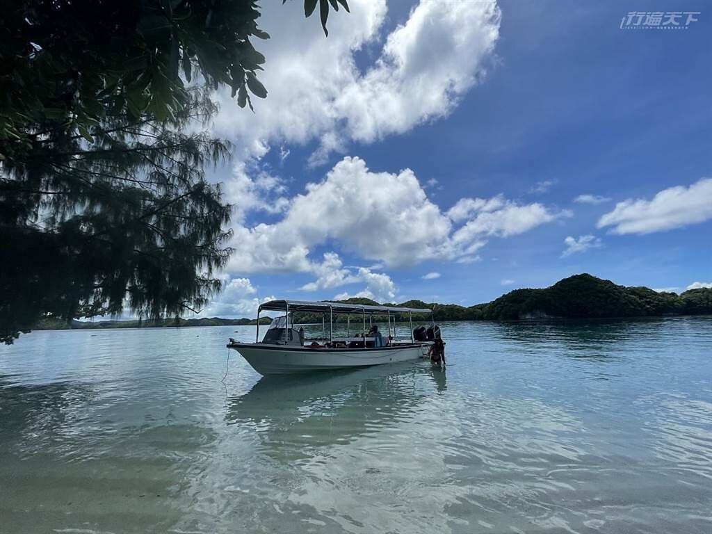 遊客數量不過多，也讓帛琉的超級絕美外海更讓人印象深刻。(圖/行遍天下提供)