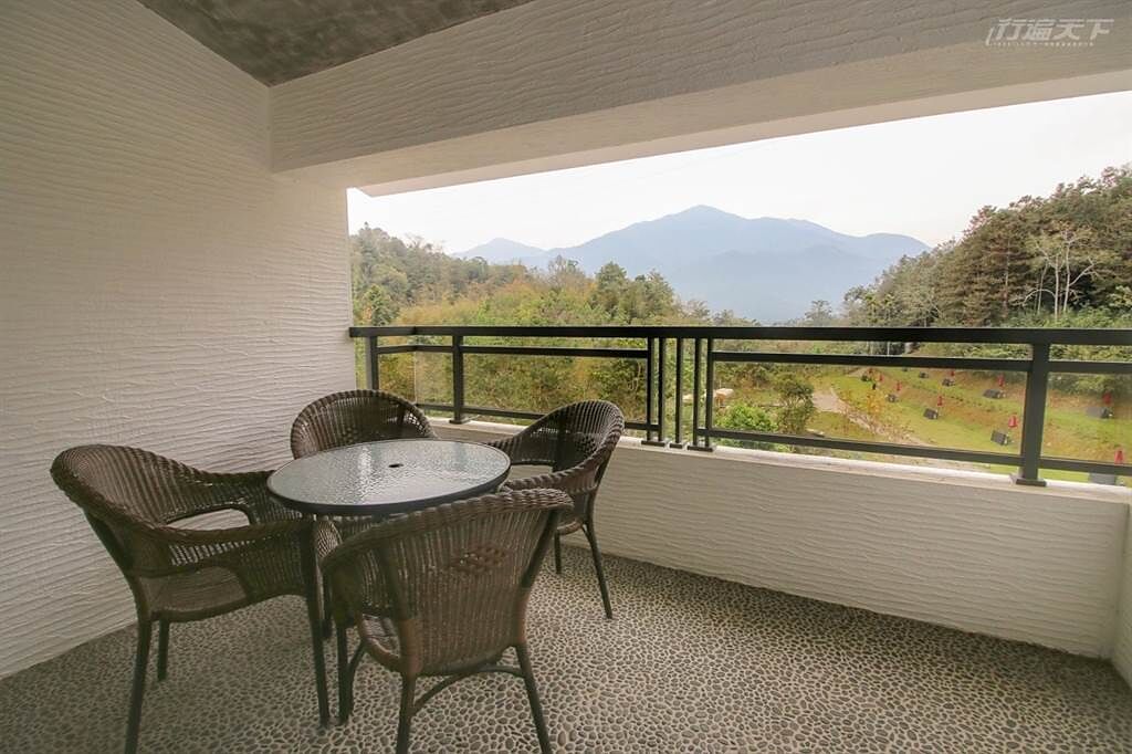 四人房的陽台可以眺望水社大山，坐擁美麗風景。(圖/行遍天下提供)