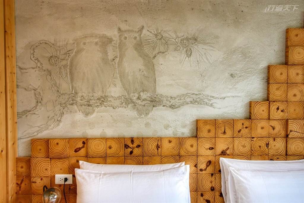 清水模牆面刻畫著貓頭鷹、松鼠等動物，增添逸趣。(圖/行遍天下提供)