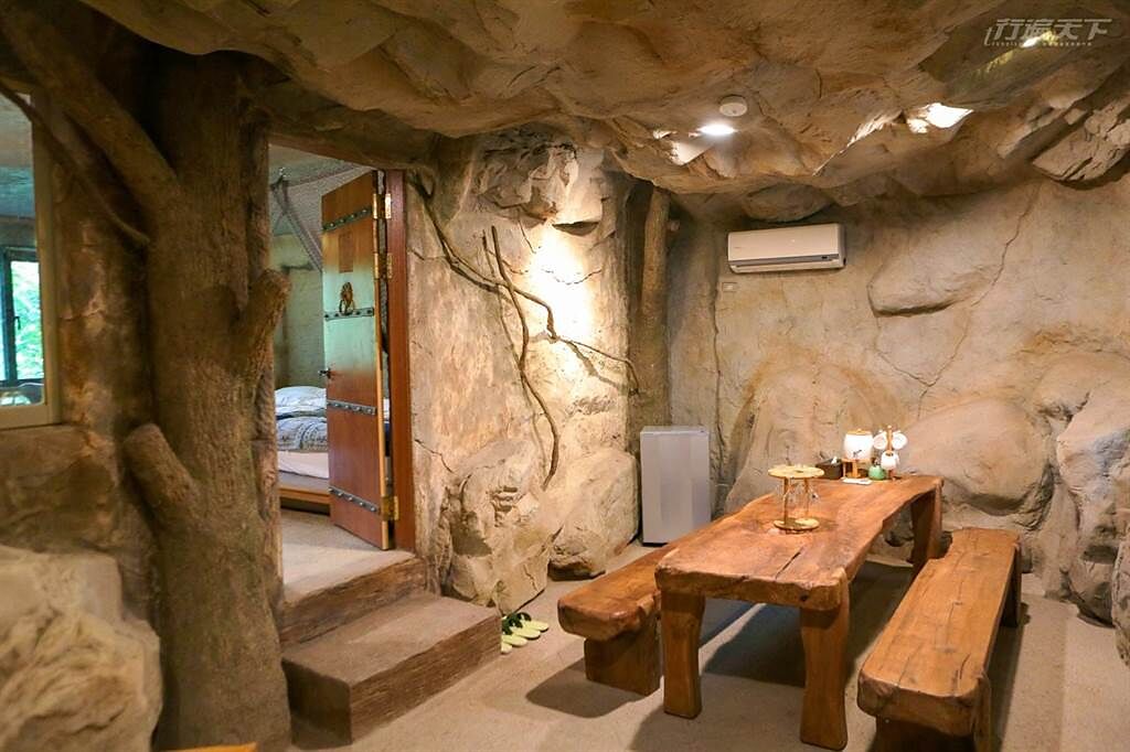 以合金寨的黑水房讓人有住在原始山洞的野性感受。(圖/行遍天下提供)