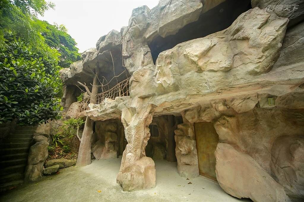 黑水房灰色巨岩的洞穴外觀真的就像武俠小說中的山寨一樣雄偉。(圖/行遍天下提供)