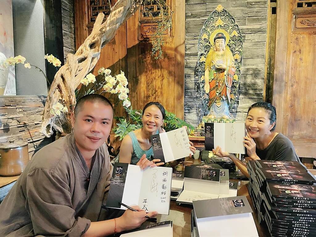 釋本藏師父、方文琳、柯淑勤為公益新書簽名。（宏願大千世界提供）