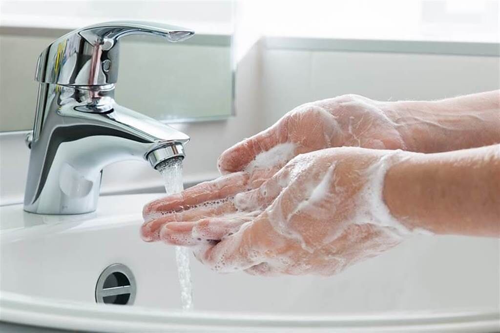 旅法女網友以親身經歷提醒台人，想要避免染疫除了戴口罩，只要接觸過東西就要洗手。（示意圖／Shutterstock)
