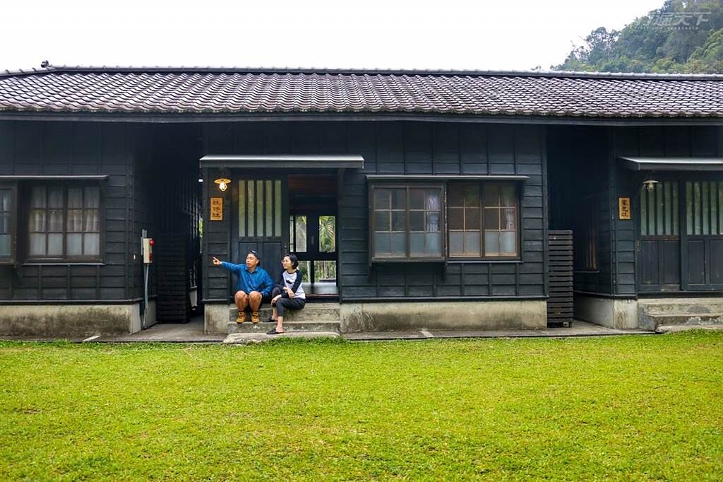 日式復古的一排宿舍被遠方山景與翠綠草皮綠意包圍，就像回到鄉下的家。(圖/行遍天下提供)