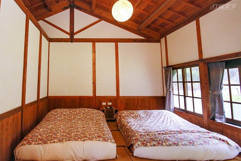 以台灣木材搭配榻榻米設計客房，並以鏤空拉門與泡茶區區隔。(圖/行遍天下提供)