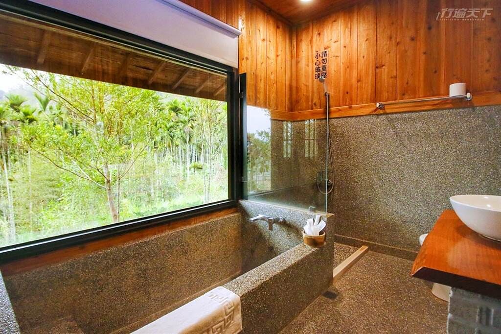抿石子下沉式大浴缸面對青翠山林景觀窗，泡澡時格外放鬆。(圖/行遍天下提供)