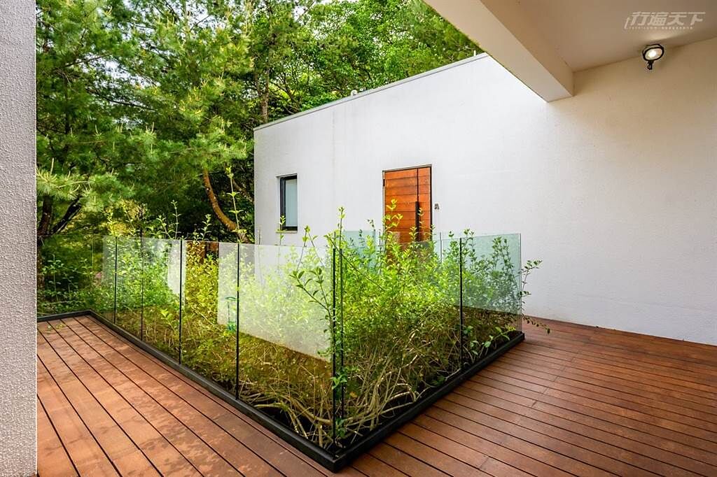 八角綠意造景設計巧思多，Villa外以玻璃和植物遮掩不美觀的冷氣。(圖/行遍天下提供)