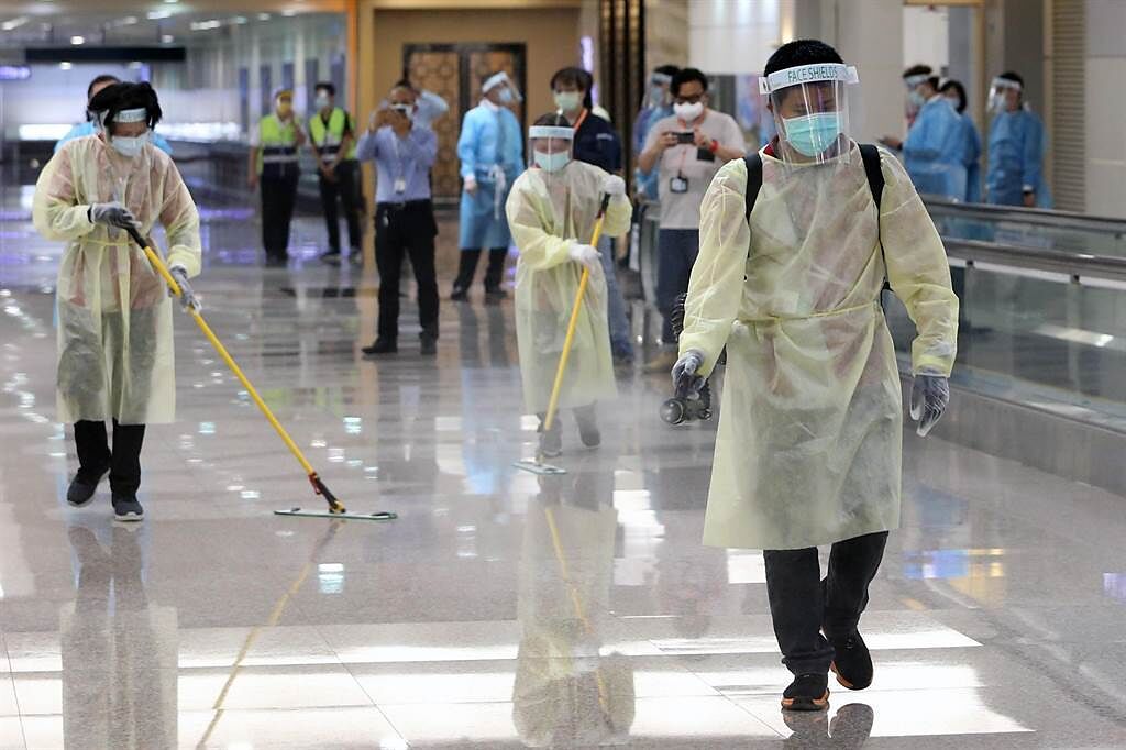 工作人員在旅客入境路線進行加強清潔消毒工作。（資料照／陳麒全攝）