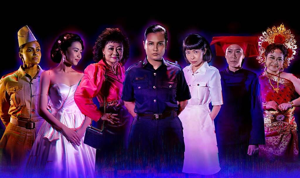《她門的祕密》故事描述7名新加坡女性代表人物，帶著各自的課題，走進一個超時空的空間，彼此以姊妹相稱，直到其中一人被殺害，開始發生衝突。（實踐劇場提供）