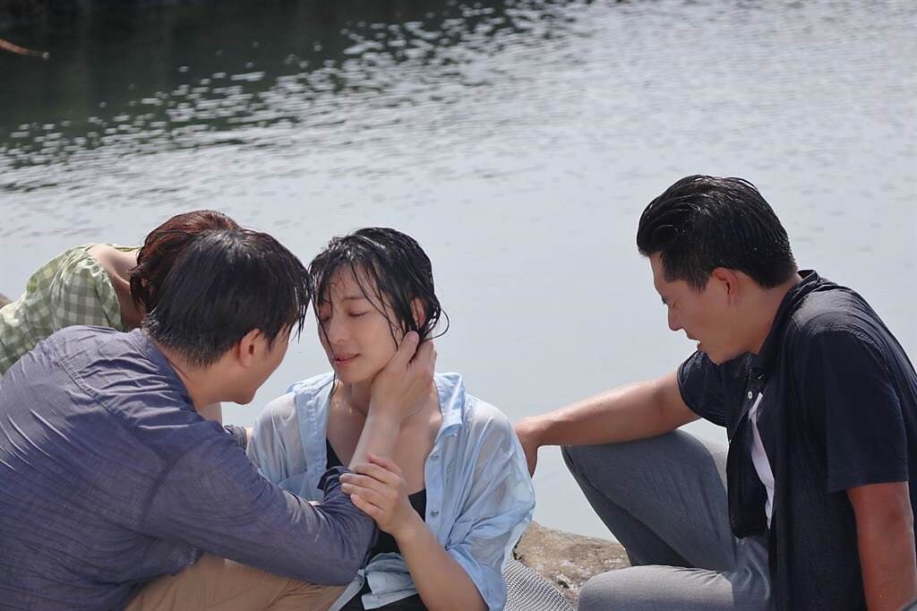 賴雅妍劇中為救程雅晨跳下水，反被王傳一、謝佳見救。（三立提供）
