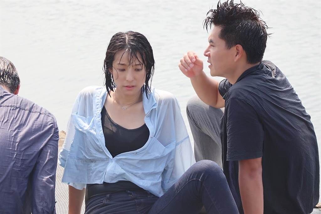 賴雅妍劇中為救程雅晨跳下水，反被王傳一、謝佳見救。（三立提供）