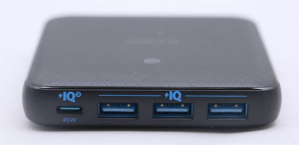 Anker A2045 PowerPort Atom IlI Slim支援四個連接埠。（黃慧雯攝）