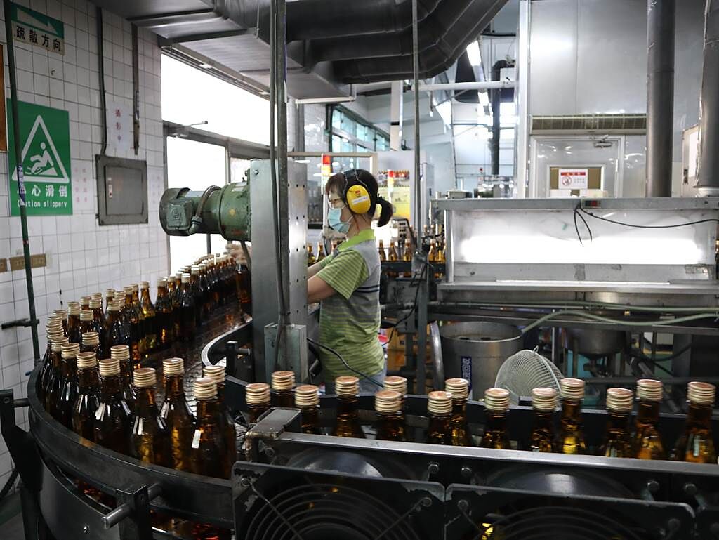台酒隆田酒廠今日起調整部分產線、改生產75％酒精。（張毓翎攝）