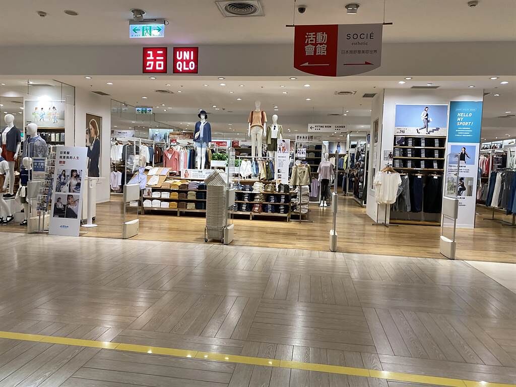 百貨公司內的日本平價服飾品牌，裡面幾乎看不到顧客，百貨公司乾脆宣布提早打烊。(讀者提供、5月16日傍晚攝影)