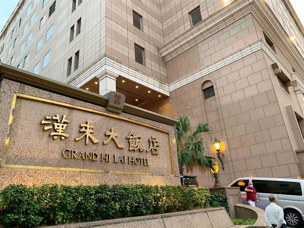 漢來飯店旗下紅陶上海湯包、海鮮火鍋18日起暫停營業，將視疫情狀況決定而復業。（柯宗緯攝）