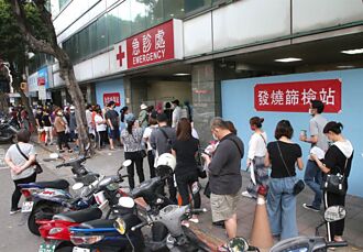 台北西區高風險民眾慌 檢疫站清晨人潮炸裂搶預約