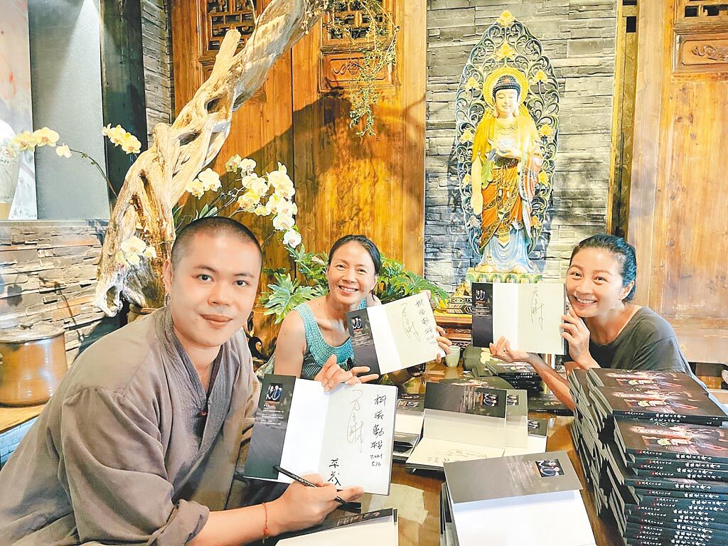 方文琳（右起）、柯淑勤與釋本藏師父一起為《琳聽覺者的聲音》新書簽名。（宏願大千世界提供）