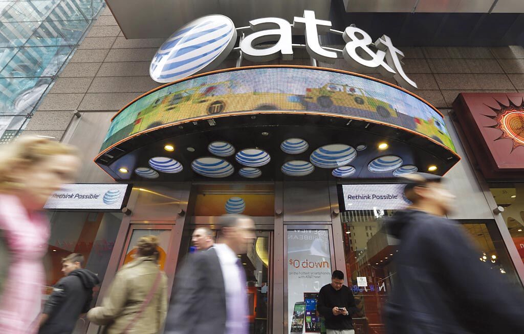 AT&T與探索頻道宣布兩家公司媒體事業將合併成新上市企業，AT&T將獲得430億美元現金與債券，及新公司71％股權。圖／美聯社
