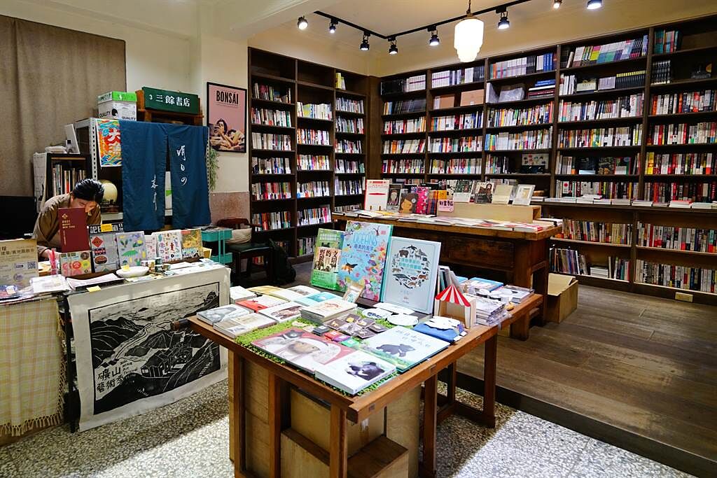 三餘書店是高雄第一家以人文閱讀、生活創意和藝術表演為主題的書店。（攝影/Cindy Lee）